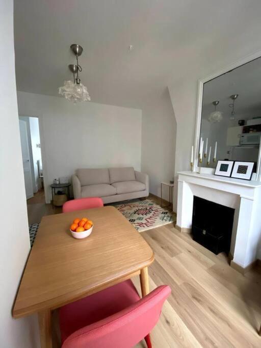 Modern Appartement W/ Tour Eiffel View In The 7Th ปารีส ภายนอก รูปภาพ